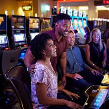 Antarmuka Jewels of Prosperity di slot 200 dengan simbol permata dan garis pembayaran yang jelas
